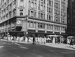 A street corner in downtown Detroit, 1942, showing Kern's department store. Public domain via Wikipedia Commons