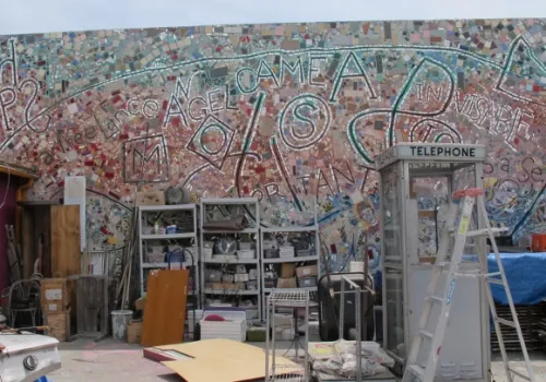 Isaiah-Zagar-JAS Cluttered courtyard of Jingletown Art Studios, Oakland, CA. Mosaic mural by Philadelphia artist Isaiah Zagar. Photo by BF Newhall