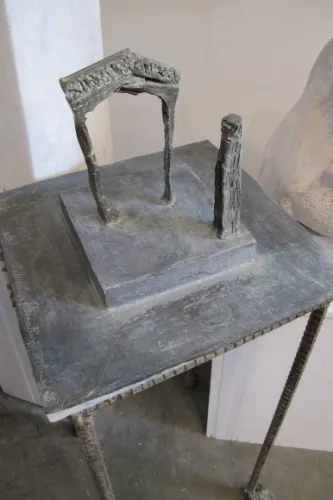 Patricia Bengtson-Jonesbronze and rebar sculpture "Symbol of the Arch," with griffin feet, 1985. Photo by BF Newhall